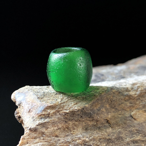 千年高古汉代老琉璃珠子 绿沉色 橄榄珠桶珠大孔道带雕工 仅三颗