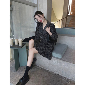韩国小众法式复古气质优雅V领黑白小波点收腰长袖连衣裙A字短裙春