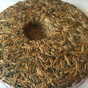 基诺山寨云南大金芽金针云南古树滇红茶饼金芽饼357g特级茶叶