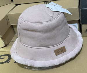 ugg女帽子 专柜正品 羊皮毛一体保暖圆帽渔夫帽 18699