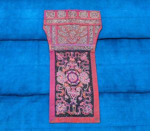 《少数民族服饰》 贵州 水族 老刺绣 双针绣 马尾绣 老背带