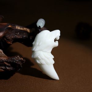 西安蓝田玉狼牙吊坠精雕男女款勇敢无畏勇往直前