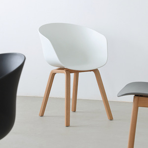 北欧餐椅家用塑料靠背椅子设计师黑尔椅子现代简约网红ins实木椅