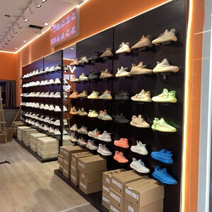 鞋店鞋架展示架上墙壁挂式服装店运动鞋货架店铺商用直播间陈列架