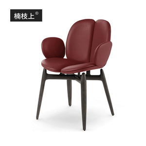 法国设计师创意餐椅意式轻奢高级特色网红椅子带扶手实木大气妆凳