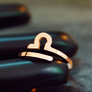 天秤座钛钢高级感戒指女 网红玫瑰金开口12星座不掉色 食指戒彩金