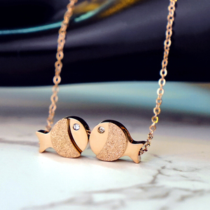 亲嘴鱼双鱼彩金项链2022年新款潮女不掉色接吻鱼锁骨链钛钢防过敏