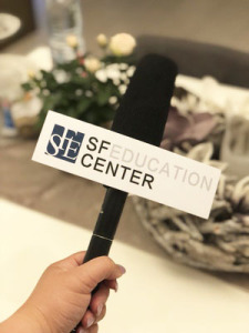 亚克力麦标话筒台标电台新闻采访牌logo牌麦牌小蜜蜂街访牌定制