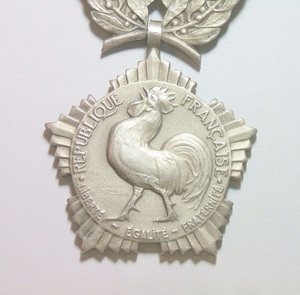 法国高卢雄鸡束棒 高浮雕精制五边形银章 带绶带 35MM 31克