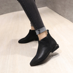真皮短靴女2020春秋新款平底单靴尖头时尚高帮靴子黑色大码马丁靴