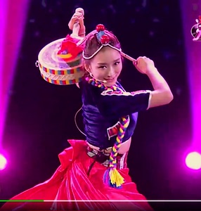 强巴央珍《吉祥热巴》藏族舞蹈演出服卓玛女 热巴鼓服装高端订制