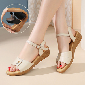 2021年新品意尔康妈妈凉鞋女夏季真皮软底搭扣坡跟平底防滑牛筋底