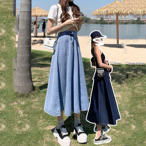 深蓝色百褶裙夏季