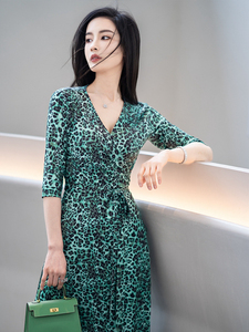DV DVF OR法式裹身裙2024夏新款性感绿色豹纹气质修身显瘦连衣裙