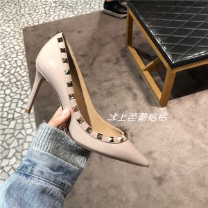 华伦天奴valentine尖头高跟鞋细跟铆钉浅口女鞋牛皮套脚裸色单鞋