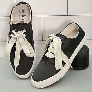 22022年春季pedro garcia 丝绸绸缎小众系带平底鞋休闲小白女鞋