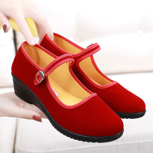 轻便软底老北京布鞋女舞蹈红鞋平绒鞋坡跟最新款浅口一代大妈鞋子