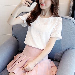 搭配蕾丝裙的短袖