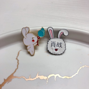 博肖博物馆周边定制肖战胸针徽章包包服饰配件胸花小兔子吹泡泡