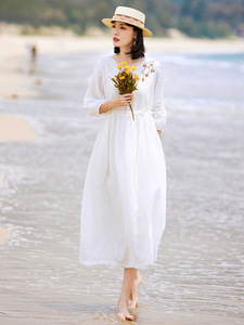 2024夏季新款高端白色苎麻连衣裙圆领泡泡袖套头绣花旅游沙滩长裙