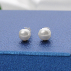 灰蓝色珍珠耳钉