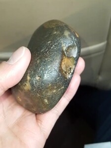 乌鸦皮台山玉,皮黑肉黄肉质细腻油性好,重500克左右,原石无