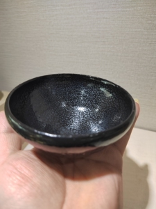 山西金元浑源窑银油滴小盏:釉面墨黑,釉面有细小的银色结晶斑
