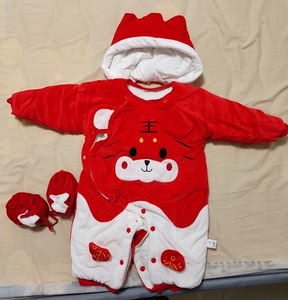 宝宝大红色拜年棉衣连体衣73码偏大一点，带有帽子和棉鞋，尺码