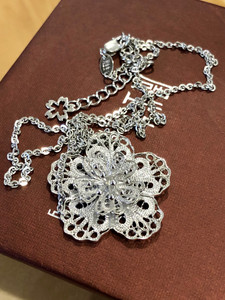 周生生pt950铂金 lace蕾丝系列84570n蕾丝花项链