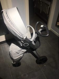 stokke v5婴儿车 车轮和扶手中间有划痕 使用不到2年