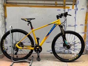 新款喜德盛刀客800,特价1998元,配置喜玛诺20速油刹