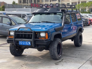 新到:2004年上牌,小切诺基213改装前后禁技杠,行李架