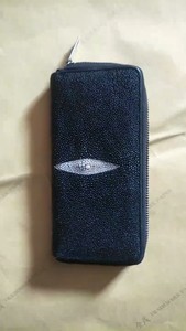 珍珠鱼皮黑色钱包，男女通用，内两侧均可插卡，中间三格可装钱或