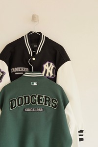 MLB FW23 纽约洋基队字母毛巾绣棒球服男女情侣款外套