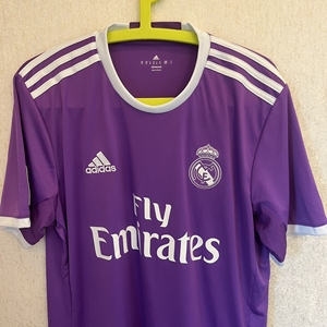 皇马客场球衣紫色