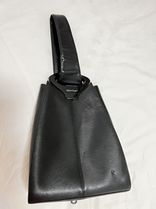 KARINO卡连劳单肩背包，很简单的一款包包，但是很有质感，
