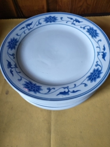 红旗瓷厂jdz青花缠枝莲大盘,直径24.8厘米,几乎全新,比