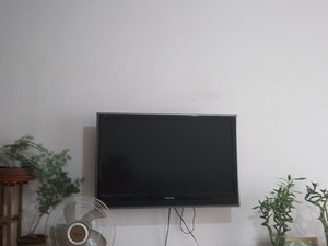 出黑色的海尔电视，型号为模卡，led背光，1440*900的