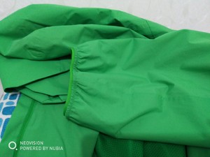 优衣库2022年新款大码防风服连帽外套XL草绿色，尺码XL。