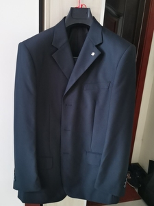 大水男西服套装,全新未上身,藏蓝色3扣 裤子.单位发的工作装