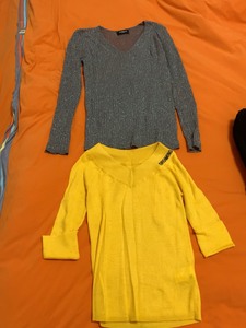 清衣柜，灰色毛衣打底8成新，黄色全新，黄色中袖。S码，一起5