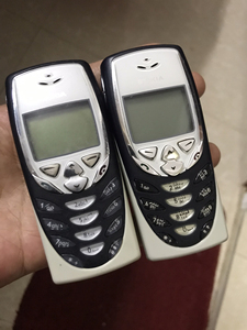 诺基亚8310.两个没电池,手机试都开屏显示一个不读卡(老大