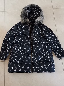 小象q比女童羽绒服,八成新,无磨损,160/72a,毛领可拆