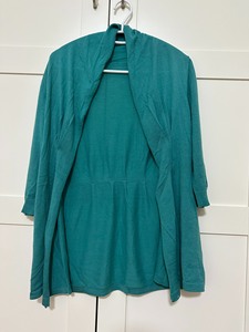 蜻蜓必佳品牌羊毛针织开衫，款式时尚好看，颜色靓丽洋气，新新的