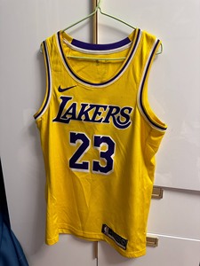 出黄色的湖人球衣,品牌是耐克,号码是23.