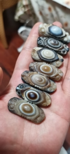 西藏天珠一眼天珠天眼石羊板眼条纹玛瑙手牌,手工雕刻的双龙戏珠