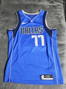 东契奇077独行侠客场球衣,m码,个位数穿着,正常使用痕迹,_阿里巴巴找