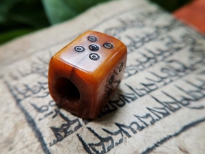 藏地老牛骨吉祥天母骰子桶珠,壁厚有力,包浆厚润,对孔22.