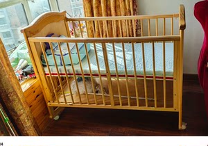 出乐奇宝贝实木婴儿床，2014年生产。木质婴儿床采用进口松木