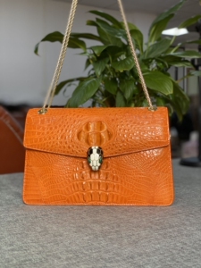 鳄鱼皮宝格丽蛇头女包单肩小斜挎,百搭时尚小巧精致,三层非常实